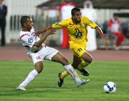 Kuwait's Al-Kuwait club player J.Al.Ataiqi(L) fights for the ball with Emirates Al-Wasl club player Rogerio during their AFC Champions League football match in Kuwait City, April 23, 2008. 
