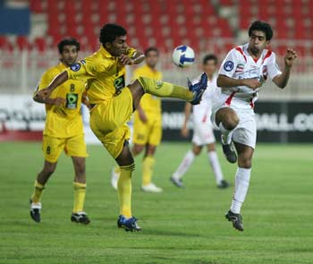  Kuwait's Al-Kuwait club player Y.Alyouha(R) fights for the ball with Emirates Al-Wasl club player W Ismail(L) during their AFC Champions League football match in Kuwait City, April 23, 2008. 