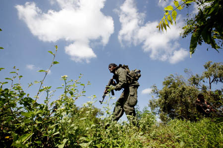 A Sri Lankan army soldier takes part in an operation to regain territory from the Tamil rebels in Jaffna, about 396 kilometers (246 miles) north of Colombo, April 6, 2008.