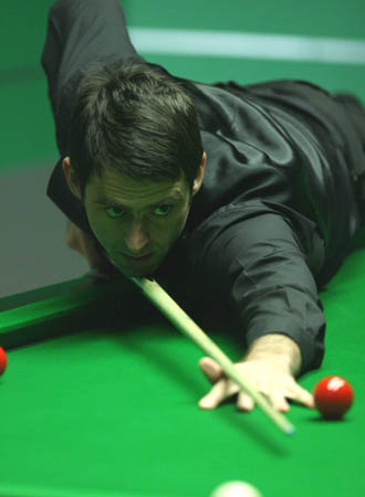 England's O'Sullivan aims at the ball during the first round of Snooker World Championship against China's Liu Chuang in Shefflield of England, April 24, 2008. O'Sullivan beat Liu Chuang 10-5. 