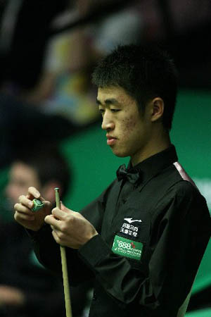 China's Liu Chuang in Shefflield of England during the first round of Snooker World Championship against, April 24, 2008. O'Sullivan beat Liu Chuang 10-5.