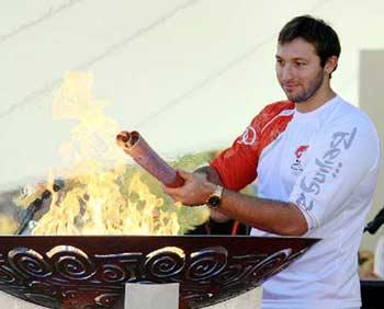 The last torchbearer Ian Thorpe, five-time gold medalist, lights the cauldron in the Commonwealth Park of the capital city of Canberra, April 24, 2008. (Xinhua Photo)
