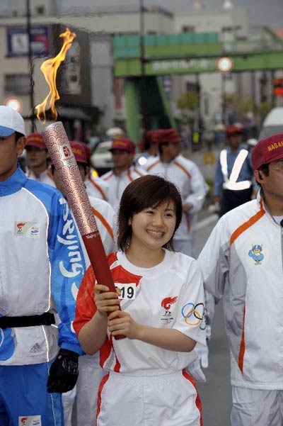 Photo: Japanese table tennis player Ai Fukuhara runs with the torch