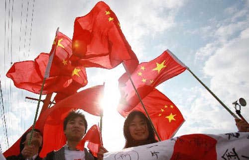 Photo: Overseas Chinese students cheer for Olympic torch relay