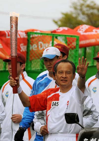 Photo: Chinese Ambassador to Japan Cui Tiankai runs with Olympic torch