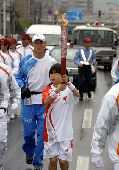 Photo: 14-year-old torchbearer runs with Olympic torch