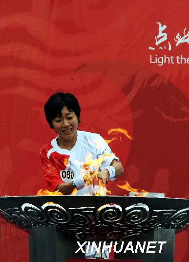 Photo: Last torchbearer lights cauldron