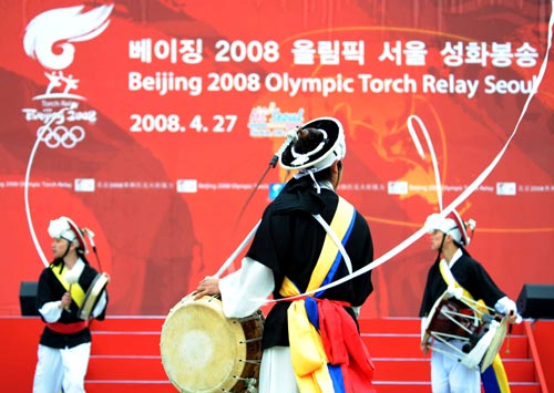 Photo: Local Koreans celebrate Olympic torch relay