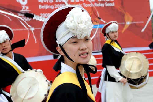 Photo: Local Koreans perform to welcome Olympic torch