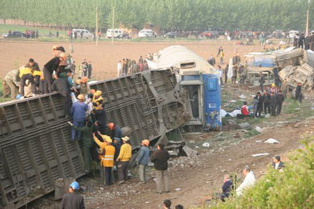 山东火车相撞致43人死亡247人受伤(组图)