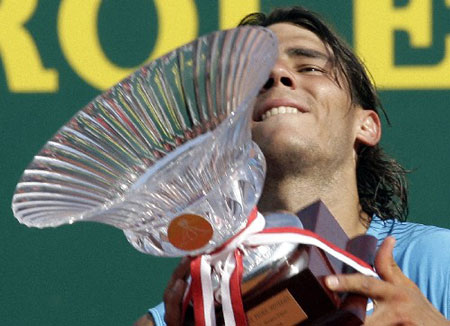 Rafael Nadal of Spain holds up his trophy after winning the final of the Monte Carlo Masters Series tennis tournament in Monaco April 26, 2008. Nadal defeated Roger Federer of Switzerland. (Xinhua/Reuters Photo)
