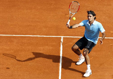 Roger Federer of Switzerland returns the ball to Rafael Nadal of Spain during their final match in the Monte Carlo Masters Series tennis tournament in Monaco April 27, 2008. (Xinhua/Reuters Photo)