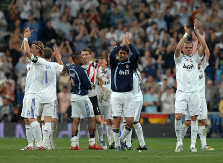 Real Madrid players celebrate after their Spanish First Division soccer match against Athletic Bilbao at Santiago Bernabeu stadium in Madrid April 27, 2008. (Xinhua Photo) 