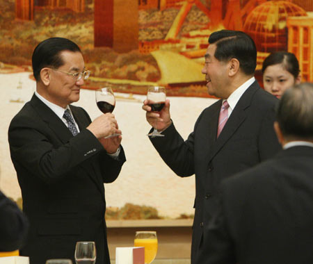 Jia Qinglin (R), chairman of the National Committee of the Chinese People's Political Consultative Conference (CPPCC), proposes a toast to Honorary Chairman of the Chinese Nationalist Party, or Kuomintang (KMT), Lien Chan during a welcoming banquet held in the Great Hall of the People in Beijing, capital of China, April 28, 2008. (Xinhua/Liu Weibing) 