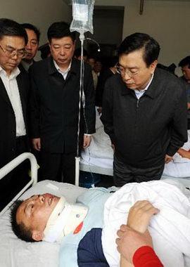 Vice Premier Zhang Dejiang (R1) comforts the injured passenger of the trains colliding accident, in a hospital of Zibo, east China's Shandong Province, on April 28, 2008. 