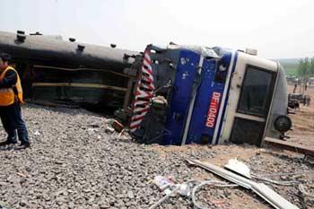Photo taken on April 28, 2008, shows the site of the trains colliding accident, in east China's Shandong Province. Passenger train T195 en route from Beijing to Qingdao city in eastern China derailed and hit train 5034 early on Monday, causing 