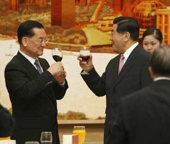 Jia Qinglin (R), chairman of the National Committee of the Chinese People's Political Consultative Conference (CPPCC), proposes a toast to Honorary Chairman of the Chinese Nationalist Party, or Kuomintang (KMT), Lien Chan during a welcoming banquet held in the Great Hall of the People in Beijing, capital of China, April 28, 2008.(Xinhua/Liu Weibing) 