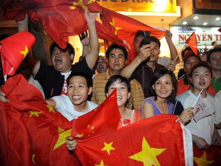 Smiles, cheers, screams, applauses everywhere. The Olympic flame underwent a night of great passion in the Ho Chi Minh City of Vietnam on Tuesday.