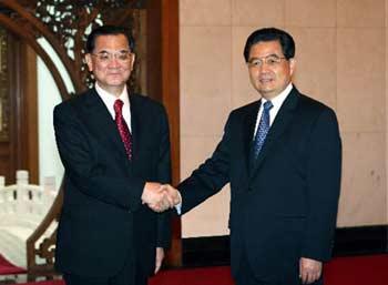 Hu Jintao (R), general secretary of the Central Committee of the Communist Party of China, meets with Lien Chan, honorary chairman of the Chinese Nationalist Party, or Kuomintang (KMT), in Beijing, April 29, 2008. (Xinhua Photo)
