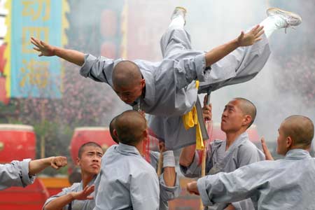  Monks from the Shaolin Temple of Mount Songshan perform during the Chinese Wushu Festival, a rendezvous of leading Chinese martial arts factions as Shaolin, Wudang and Emei, in a folk culture village in Shenzhen, south China's Guangdong Province, April 29, 2008. 