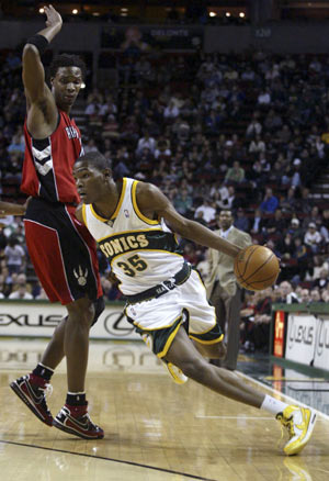 Seattle Supersonics forward Kevin Durant (35) manoeuvres around Toronto Raptors forward Chris Bosh during the first period of their NBA game at Key Arena in Seattle on December 21, 2007.