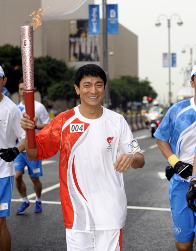 图文-北京奥运圣火在香港传递 刘德华微笑迷人