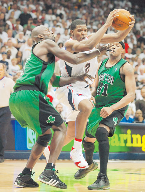 Atlanta Hawks guard Joe Johnson (center) drives against Boston Celtics' Kevin Garnett (left) and James Posey in Game 6 of their playoffs on Friday.
