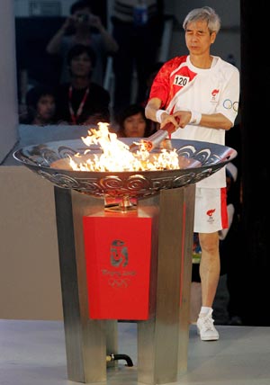 Torchbearer Leong Heng Teng lights the cauldron with the torch during the 2008 Beijing Olympic Games torch relay in Macao, south China, on May 3, 2008. (Xinhua/Zhou Lei)
