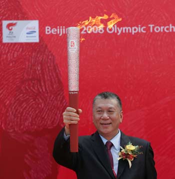 Ho Hau Wah, chief executive of the Macao Special Administrative Region, holds up the torch ahead of the 2008 Beijing Olympic Games torch relay in Macao, south China, on May 3, 2008. (Xinhua/Zhou Lei) 