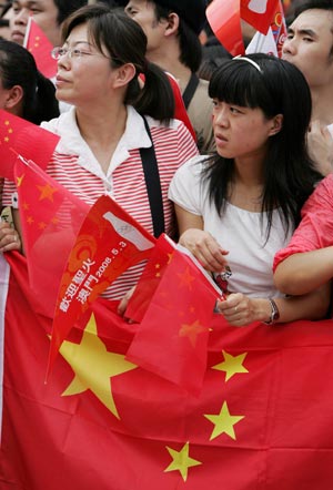 Spectators wait for the 2008 Beijing Olympic Games torch relay in Macao, south China, on May 3, 2008. (Xinhua/Zhou Lei)