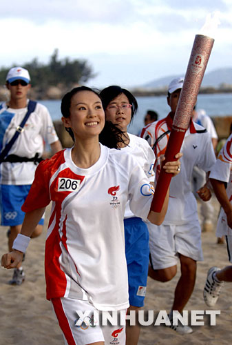 5月4日，火炬手章子怡在进行传递。当日，北京奥运会圣火传递活动在海南三亚举行。 新华社记者赵颖全摄 