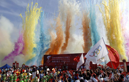 The Beijing Olympic torch relay in Haikou started at 8:10 a.m. on Tuesday at the Sea View Platform. 