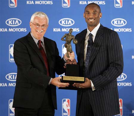 Los Angeles Lakers' Kobe Bryant (R), accepts the National Basketball Association's most valuable player award from Alex Fedorak, director of public relations with Kia Motors Tuesday, May 6, 2008, in Los Angeles.        (Xinhua/Reuters Photo)