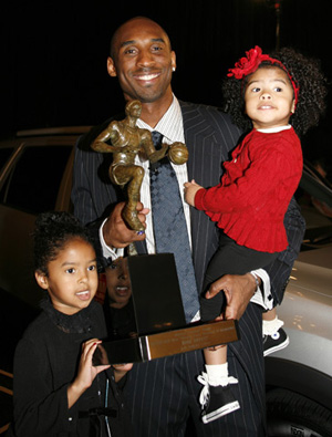 Los Angeles Lakers star Kobe Bryant holds the NBA's Most Valuable Player trophy with his daughters Gianna (R), and Natalia (L),Tuesday, May 6, 2008, in Los Angeles. Bryant received 82-first-place votes and 1,105 points in the media vote. (Xinhua/Reuters Photo)