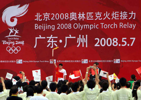 Torchbearer Yang Jinghui shows the torch during the launching ceremony of the 2008 Beijing Olympic Games torch relay in Guangzhou, capital of south China&apos;s Guangdong Province, on May 7, 2008.