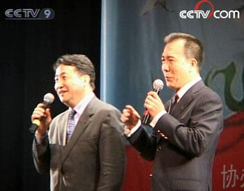 Well-known Chinese cross talkers mingled with overseas Chinese at the Portuguese National Grand Theater over the weekend.(Photo: CCTV.com)