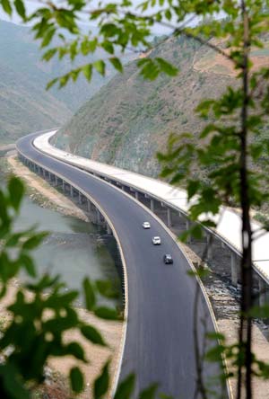 Vehicles of engineering units run on a section of the Shanghai-Shaanxi Expressway, northwest China's Shaanxi Province, April 29, 2008. The Shanghai-Shaanxi Expressway with a length of 214.79km and cost of 13.78 billion RMBs will open by the end of year. 