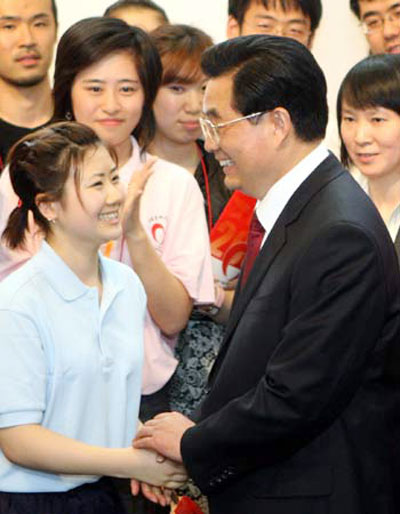 Chinese President Hu Jintao (R) talks with Japanese table tennis player Ai Fukuhara (L) during the opening ceremony of the 2008 Japan-China youth friendly exchange year at the Waseda University in Tokyo, capital of Japan, May 8, 2008.
