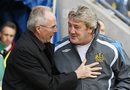 Manchester City's manager Sven Goran Eriksson (L) talks with Wigan Athletic manager Steve Bruce (R) before their English Premier League soccer match in Wigan, northern England, December 1, 2007. 
