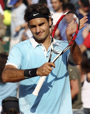 Switzerland's Roger Federer waves to fans after defeating Croatia's Ivo Karlovic during their men's third round match, at the Rome Masters tennis tournament, in Rome, yesterday. Federer won 7-6 (4), 6-3.