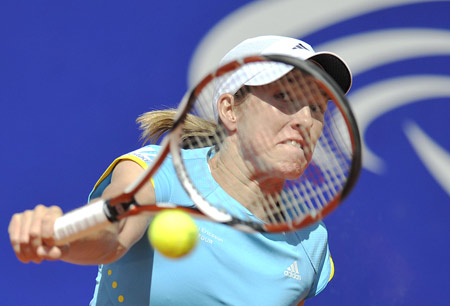 Justine Henin from Belgium returns a ball to Dinara Safina of Russia during the third round match of women's singles at the German Open tennis tournament in Berlin, Germany, May 8, 2008. Henin lost the match 1-2 and was unqualified for the next round.