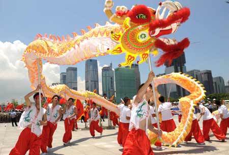 People perform dragon dance during the launching ceremony for the 2008 Beijing Olympic Games torch relay in Shenzhen, south China's Guangdong Province, on May 8, 2008. 