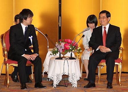Visiting Chinese President Hu Jintao (R) meets with Osaka Prefecture Governor Toru Hashimoto in Osaka, Japan, May 9, 2008.
