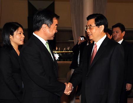 Visiting Chinese President Hu Jintao (R Front) talks with Kanagawa Prefecture Governor Shigefumi Matsuzawa during their meeting in Yokohama, Japan, May 9, 2008.