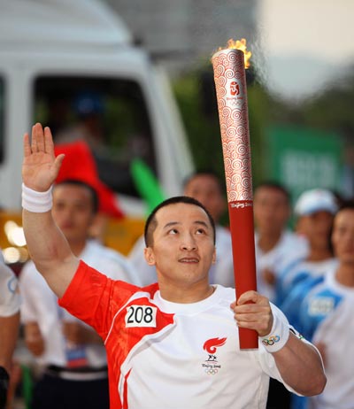 Photo: Last torchbearer Shi Zhiyong runs with the torch