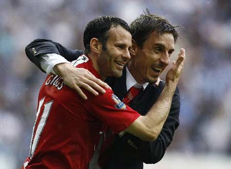 Manchester United's Ryan Giggs (L) and Gary Neville celebrate following their English Premier League soccer match against Wigan Athletic in Wigan, northern England, May 11, 2008.