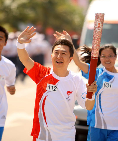 Photo: Torchbearer Chen Weihong runs with Olympic torch