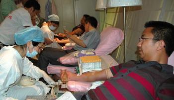 Citizens donate blood for the wounded in Chengdu, capital of southwest China's Sichuan Province, on May 12, 2008. A major eathquake measuring 7.8 on Richter scale jolted Wenchuan County of Sichuan Province at 2:28 p.m. on Monday. (Xinhua/Xiao Lin)