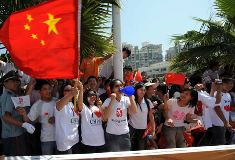 图文-北京奥运圣火在厦门传递 五星红旗迎风飘扬