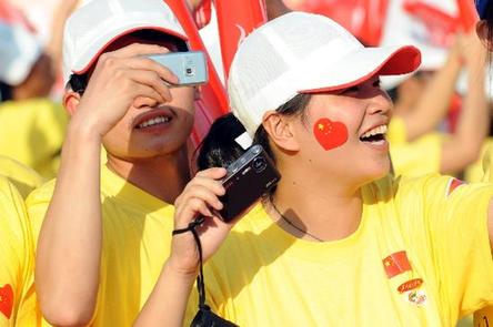 图文-北京奥运圣火在厦门传递 众人喜迎奥运圣火